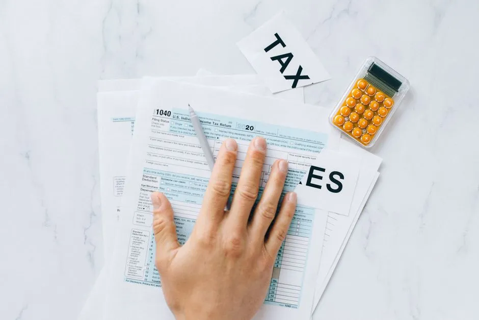 Deux chemins fiscaux illustrés par des documents comptables et une calculatrice sur un bureau